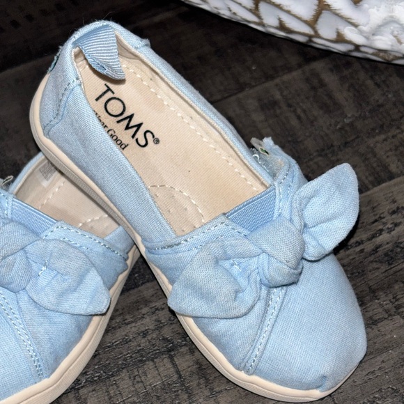 TOMS Tiny Bliss Light Blue Speckled Chambray Dots Bow Slip-On Shoes SZ7 - Picture 6 of 8